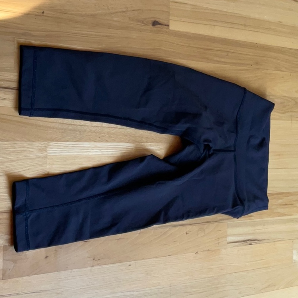 Lululemon size 2 below knee  crop leggings